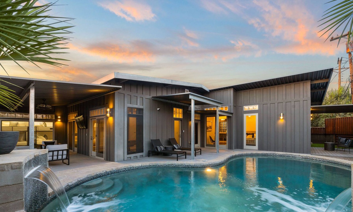Trail West House | The Modern* Your Own Private Resort, Minutes from Old Town, Wet Bar, Waterfalls