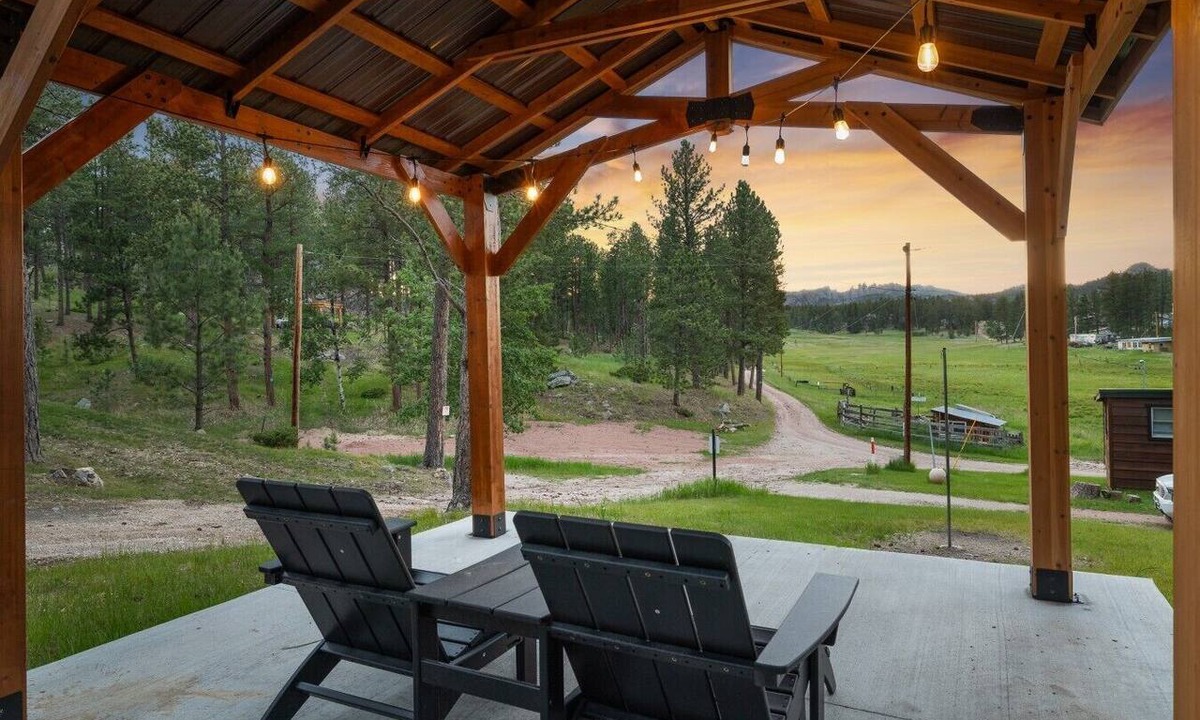 Custer Apartment | The Monet: Sauna + Firepit + Needle Views