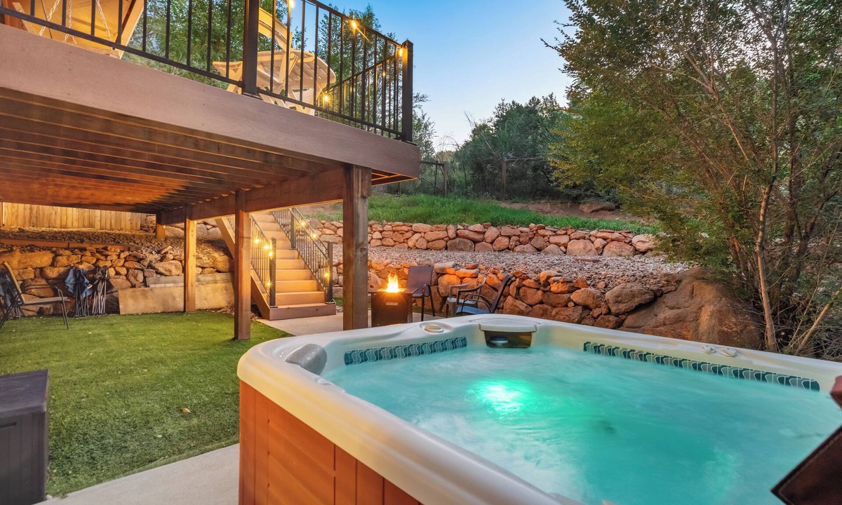 West Colorado Springs Cabin | The Red Barn Retreat | Hot Tub | Pet Friendly