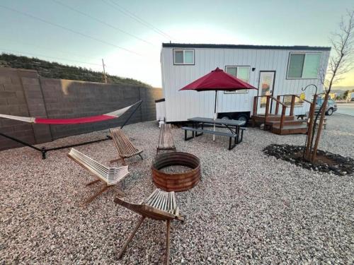 Apple Valley House | Tiny Home Lodge Near Zion and Bryce National Park Breathtaking Views Hot Tub