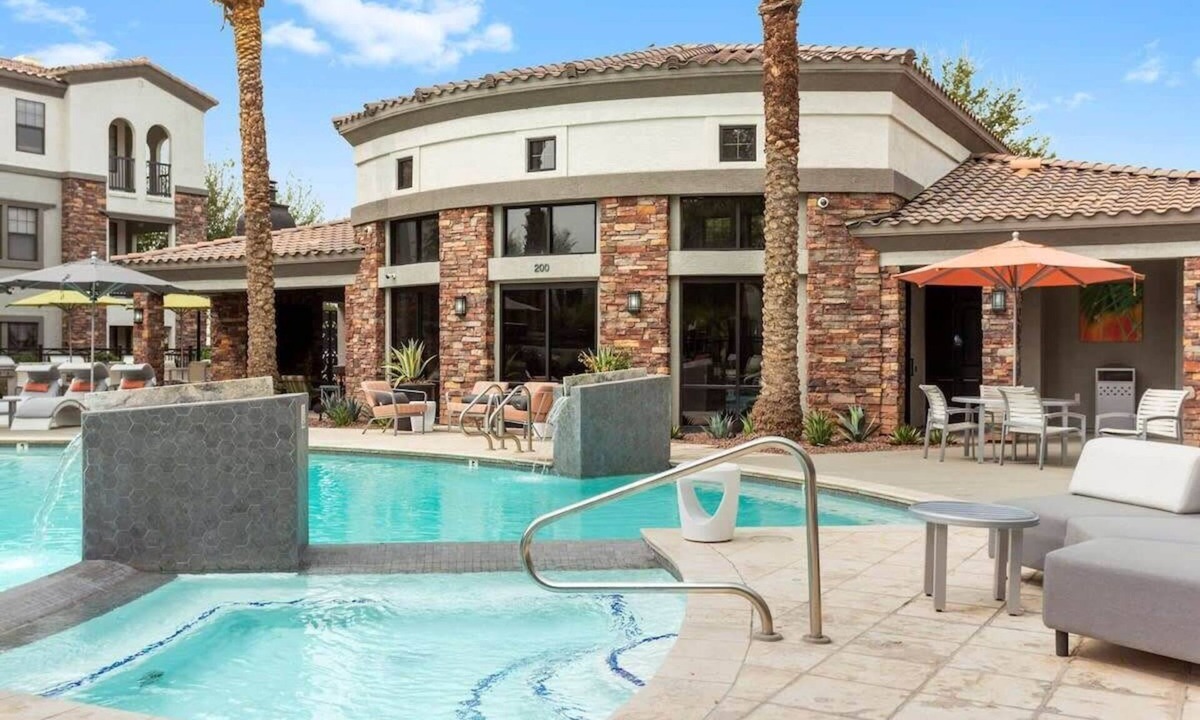 Glendale Sports and Entertainment District Apartment | TWO CozySuites Glendale by the stadium with pool! 4 & 18