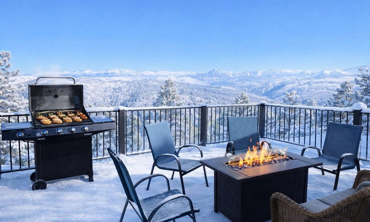 Bailey Cabin | UNBEATABLE VIEWS + Hot Tub + Fully Stocked + Pet Friendly!