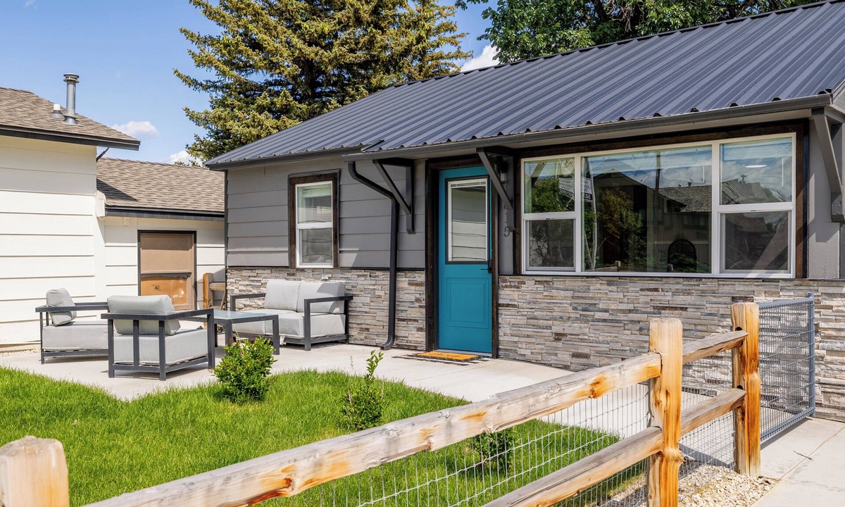 Cody House | Updated 2-bedroom home in Cody, WY! Sleeps up to 6, with A/C
