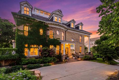Downtown Minneapolis Villa | Villa Bella