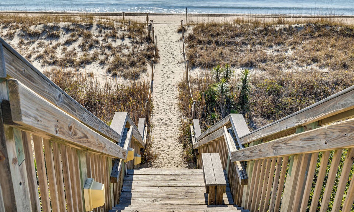 Emerald Isle Apartment | Walk to Beach: Emerald Isle Condo w/Ocean View!