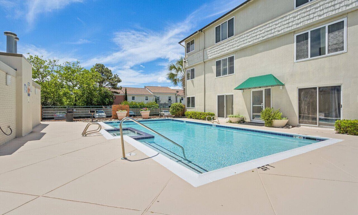 Northeast Virginia Beach Condo | Walk to beach, Patio, Pool, Central Downtown Condo