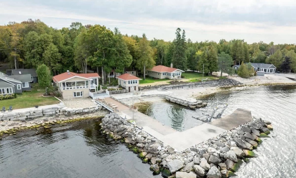 Egg Harbor House | Waterfront Group Retreat · Sauna · Door County