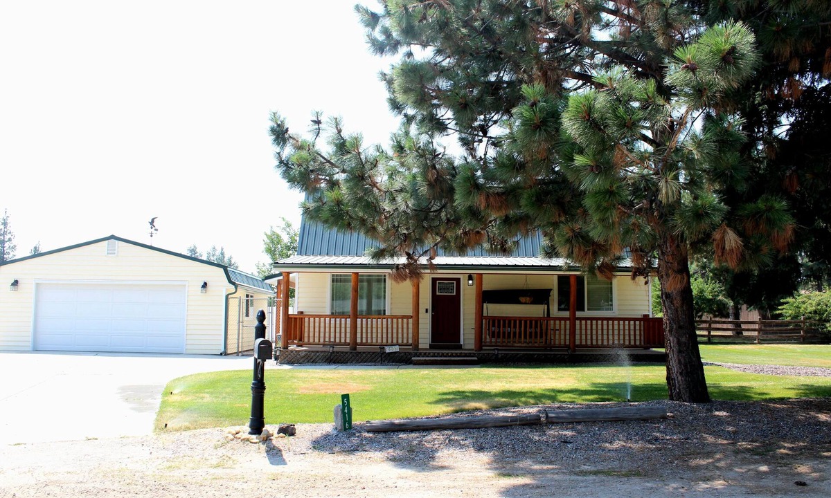 Florence House | Welcome to BarnRoots a Cozy Family sized house, bring your friends