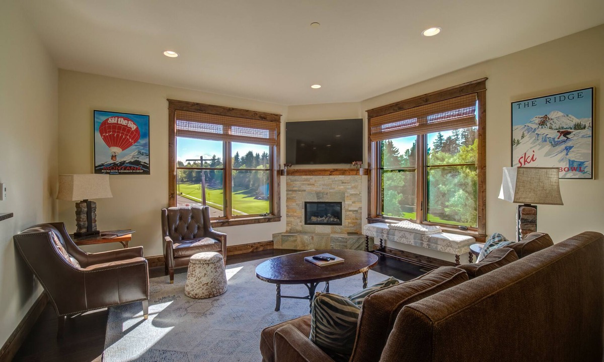 Bozeman Condo | Welcome to the Bozeman Treehouse on Main Street - private heated garage