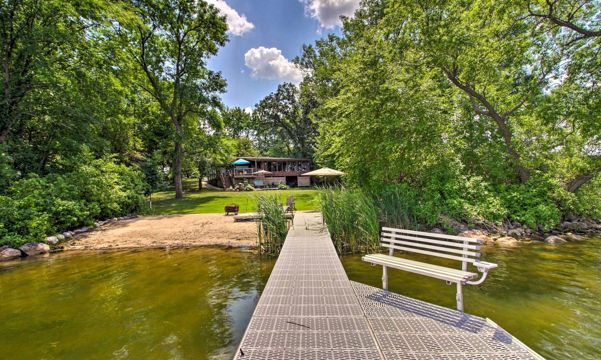 South Haven Cottage | Year-round Waterfront Getaway: Lake Access + Dock!