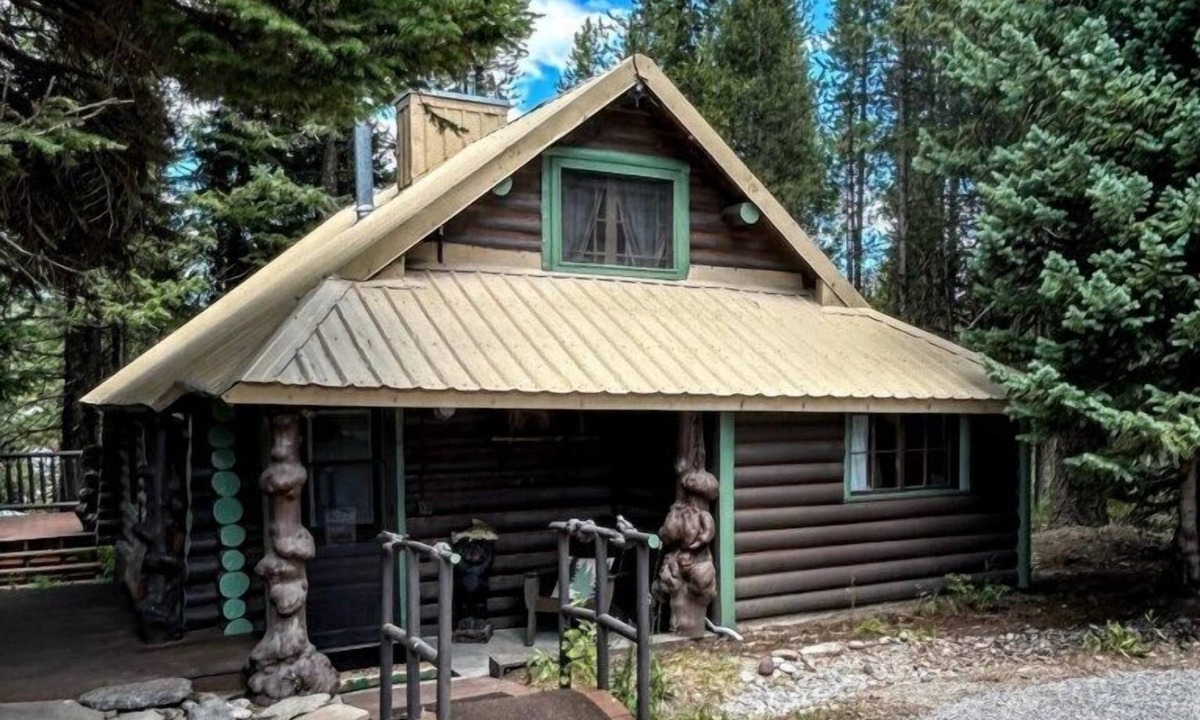 Island Park Cabin | Yellowstone's Cozy Authentic Log Cabin 3 Bathrooms