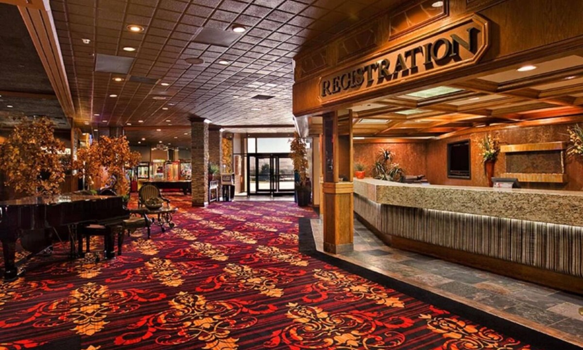Elko House | Your Relaxing Getaway Awaits! Outdoor Pool, FREE Parking, Pets Allowed!