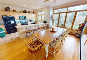 Big End Unit, Deck! Near Lake Trail. Easy Drive to Dining, Activities, Events