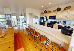 Big End Unit, Deck! Near Lake Trail. Easy Drive to Dining, Activities, Events
