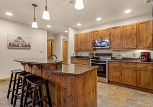 Condo w/stone fireplace, A/C, near GNP - Marina Cay Estates Retreat