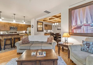 Condo w/stone fireplace, A/C, near GNP - Marina Cay Estates Retreat