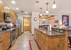 Condo w/stone fireplace, A/C, near GNP - Marina Cay Estates Retreat