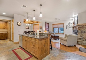 Condo w/stone fireplace, A/C, near GNP - Marina Cay Estates Retreat