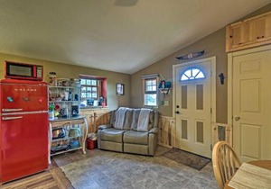 Cozy Duck Lake Cabin Near Glacier Natl Park!