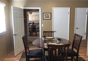 Freshly Remodeled 2 Bedroom, Full Kitchen, living Room Suite, in Cascade unit #2