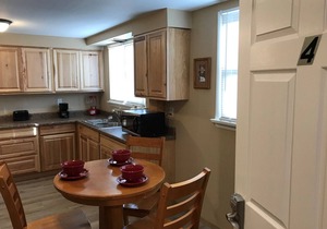 Freshly Remodeled 2 Bedroom, Full Kitchen, living Room Suite, in Cascade unit #4
