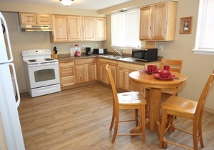 Freshly Remodeled 2 Bedroom, Full Kitchen, living Room Suite, in Cascade unit #4