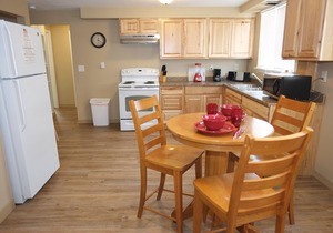 Freshly Remodeled 2 Bedroom, Full Kitchen, living Room Suite, in Cascade unit #4