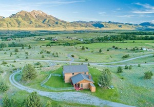 Gorgeous Views, Big Hot Tub, 2 Fireplaces, IR Sauna, Spacious Rooms, Huge Deck