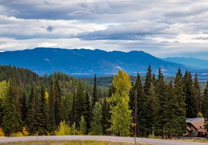 Immaculate condo in the heart of Whitefish Mountain Resort Village -Skiing is just a few steps away