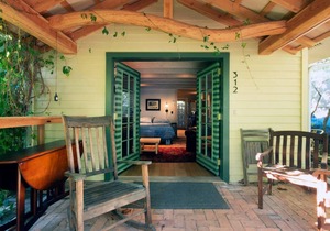 Quiet Garden Bungalow in Heart of University Neighborhood