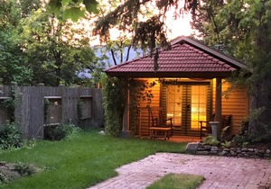 Quiet Garden Bungalow in Heart of University Neighborhood