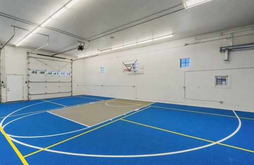 Bozeman House | 12 min from BZN! Family Friendly+ Indoor Sport Court+ HOT TUB