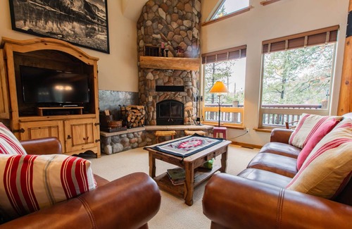 West Glacier Cabin | 310 m² Cabin ∙ 3 bedrooms ∙ 4 guests