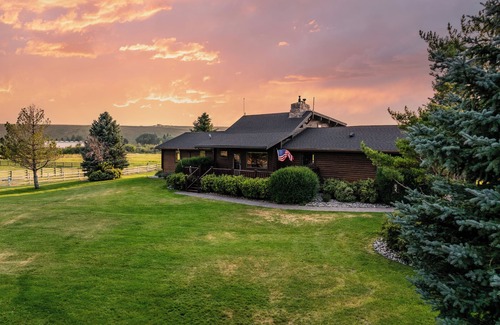 Ennis House | 4-bedroom house in amazing Ennis with WiFi, AC