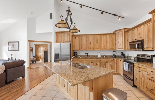 Somers Cabin | Blacktail Retreat | Close to Skiing & Glacier Park