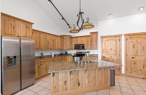 Somers Cabin | Blacktail Retreat | Close to Skiing & Glacier Park