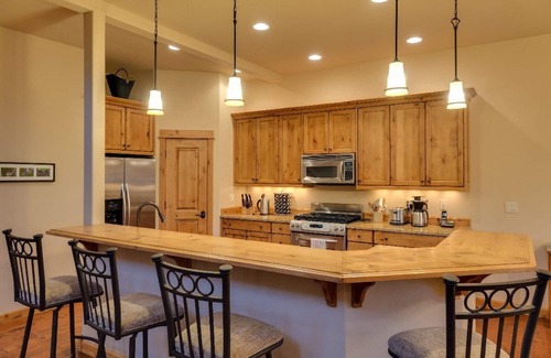 Bozeman House | Blue Pine Cone-Modern Townhome Close to Bozeman and Bridger Creek Golf Course