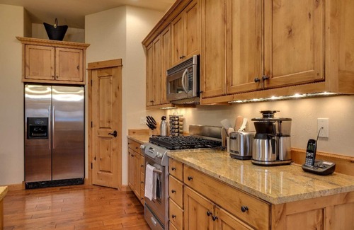 Bozeman House | Blue Pine Cone-Modern Townhome Close to Bozeman and Bridger Creek Golf Course