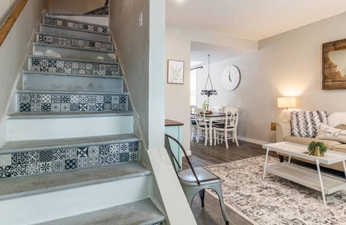 Helena House | Bluebell Getaway - Farmhouse feel blocks from downtown