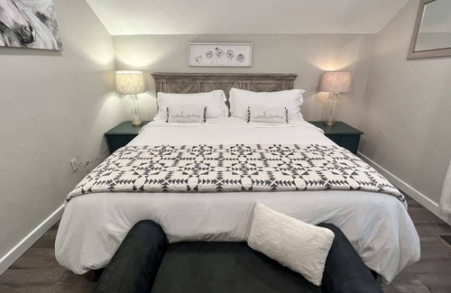 Helena House | Bluebell Getaway - Farmhouse feel blocks from downtown