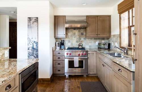 Powder Ridge House | Book for Festive Getaways! Spacious Cabin with Mountain Views and Hot Tub!