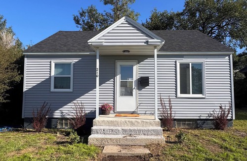 Raymond House | Charming 1-bedroom house in Plentywood with pull out couch and air mattress.