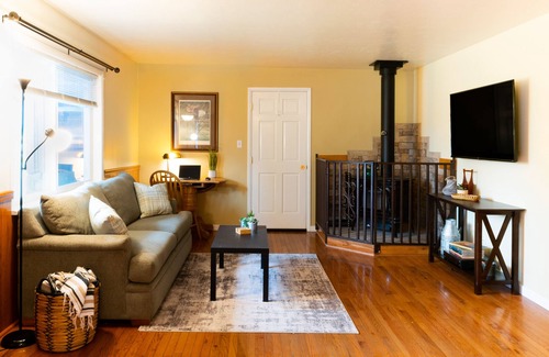 Plains House | Charming 2 bedroom 2 bathroom home with jetted tub!