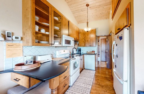 Whitefish Condo | Chic condo with private space on the beach, pool, hot tub & sauna