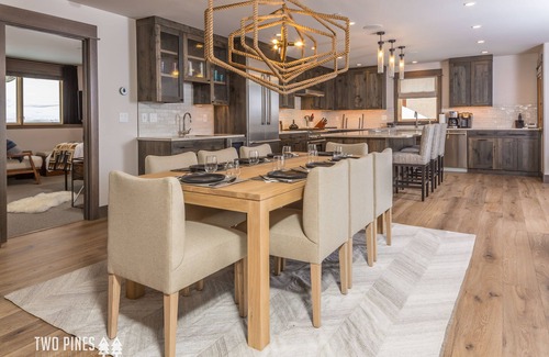 Big Sky House | Chic Ski-in/out Home! Hot Tub, Hearth, Boot Dryer, Views, 2m to Resort!