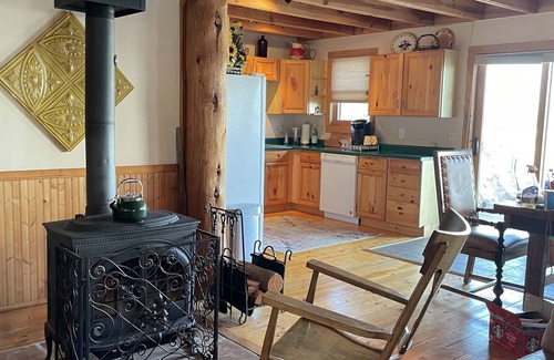 McAllister House | Cozy Log-beamed cabin near Yellowstone and Ennis’ World class Madison River