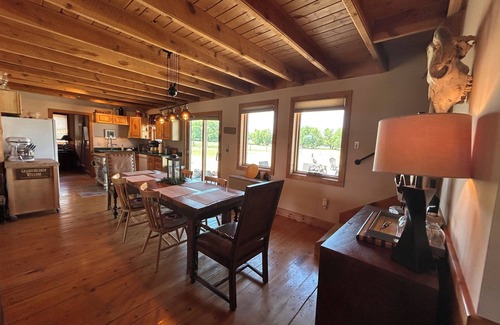 McAllister House | Cozy Log-beamed cabin near Yellowstone and Ennis’ World class Madison River