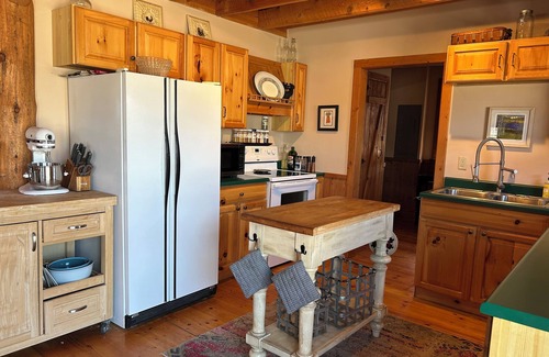 McAllister House | Cozy Log-beamed cabin near Yellowstone and Ennis’ World class Madison River