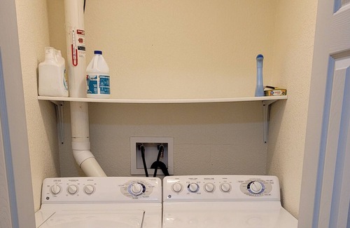 Superior Apartment | D-Cozy downstairs 2 bdrm/1ba apartment