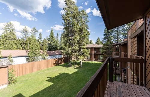 West Yellowstone House | In Town 1 Mile to Yellowstone- Huckleberry House